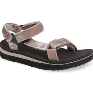 Teva Universal Geometric Sandal In Silver Velvet